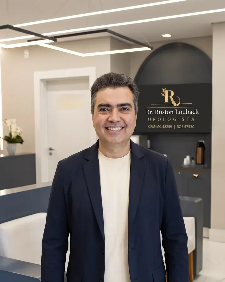 Dr. Ruston Louback na recepção do consultório, em Manhuaçu